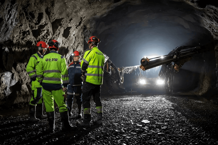 Jens, Mine Worker – On Glove Use, Skin Irritation, and Daily Wear